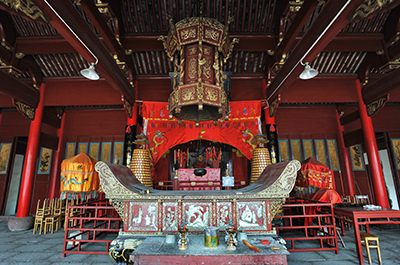 圣山庙明间供奉神像.JPG