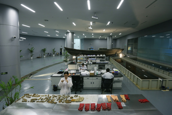 国家水下文化遗产保护宁波基地沉船修复室1.jpg